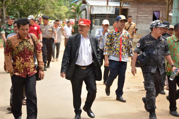 Bupati Seruyan Yulhaidir saat melakukan kunjungan ke desa di wilayah Seruyan. Foto : Ist