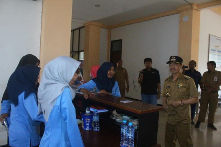 Bupati Seruyan Yulhaidir saat melakukan sidak ke salah satu perkantoran dinas. Foto : Ist