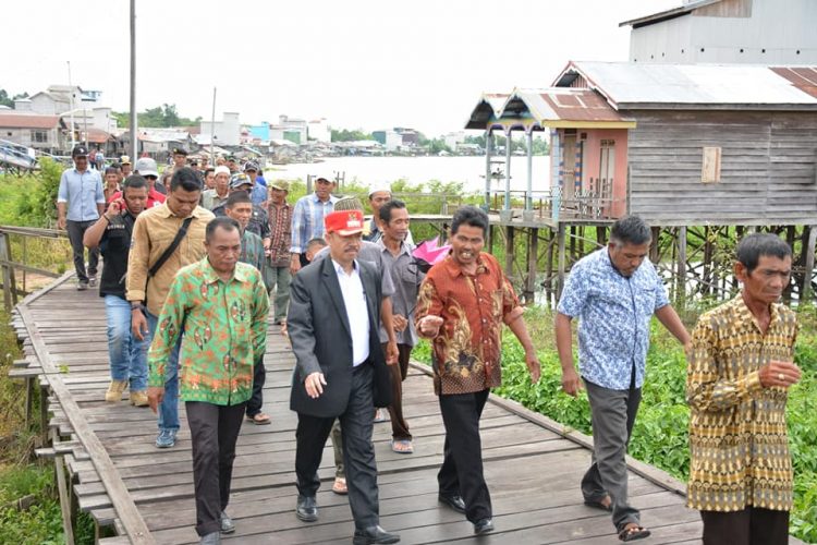 Bupati Seruyan Yulhaidir saat jalan beriringan bersama warga dalam kegiatan kunjungan ke desa-desa di Seruyan. Ist