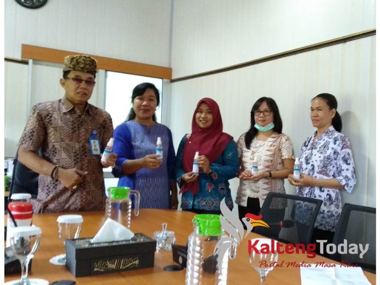 Kepala UPT Laboratorium Terpadu, Ruli Meiliawati. (Baju biru) saat menunjukan hand sanitizer buatan sendiri bersama rektor UPR. Foto: Apri-KT