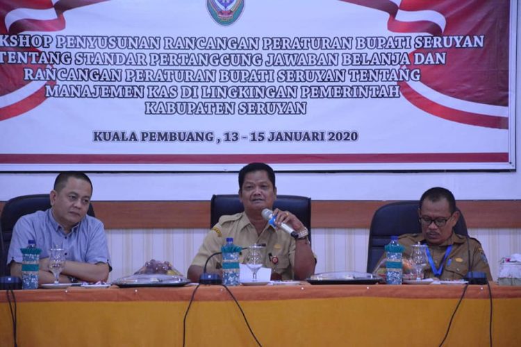 Pj Sekda Seruyan Djainuddin Noor saat memimpin workshop penyusunan rancangan peraturan Bupati Seruyan, di aula kantor DPKAD Seruyan, Selasa (14/1/2020). Foto : Ist
