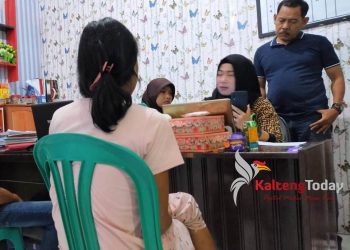 Tersangka pembuangan bayi akhirnya diamankan di Polres Kotim, Rabu malam (18/3) sekitar pukul 21.00. Foto : IST