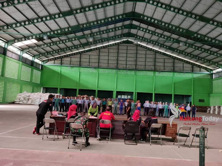 Calon anggota paskibraka saat mengikuti latihan di Gedung Indoor Stadion 29 November Sampit, Kamis (19/3).