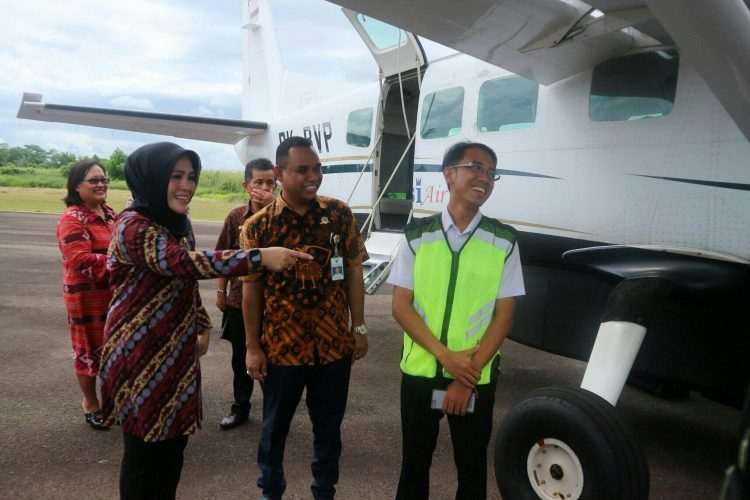 Wakil Bupati Seruyan Iswanti saat berada di Bandara Kuala Pembuang. Foto : Ist