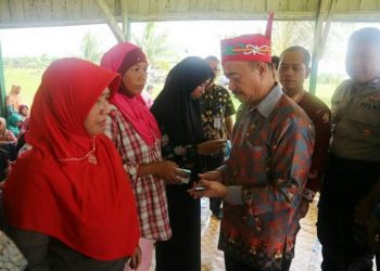 Bupati Seruyan Serahkan Kartu BPJS Bagi 318 Warga Tanggul Harapan
