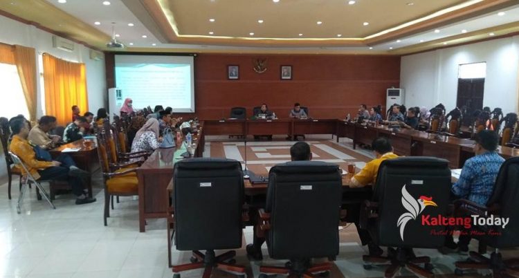 Rapat yang dipimpin Wakil Ketua I Yohanes dan Anggota Dewan sedangkan TAPD di hadiri Asisten Satu Ilhan Anwar.