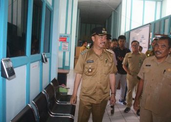 Bupati Seruyan Cek Absensi Elektronik Kehadiran Pegawai Pemkab