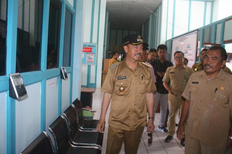 Bupati Seruyan Yulhaidir saat menggelar sidak kehadiran pegawai pemkab Seruyan, usai menikmati libur tahun baru, Senin (6/1/2020). Foto : Ist