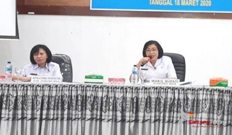 Wabup Gumas Efrensia LP Umbing (tengah) didampingi Kepala Dinkes Maria Efianti (kiri), memberi arahan pada pertemuan analisis situasi konvergensi pencegahan dan penanggulangan stunting, di Kuala Kurun, Rabu (18/3/2020)