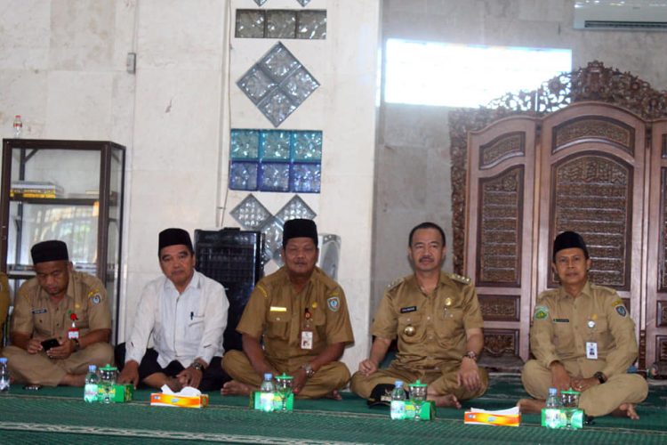Bupati Seruyan Yulhaidir saat memimpin kegiatan siraman rohani pegawai pemkab, di Masjid Agung Nurul Yaqin Kuala Pembuang, Senin (6/1/2020).