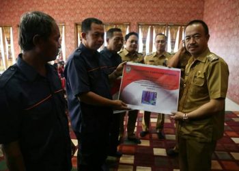 Bupati Seruyan Serahkan Bantuan Hibah Barang RT Dan Kelurahan Di Kuala Pembuang