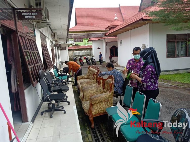 Sejumlah pegawai Sekertariat Dewan Perwakilan Rakyat Daerah (DPRD) Kabupaten Kotawaringin Timur membersihkan ruangan kantor gedung wakil rakyat tersebut.(Fitri)