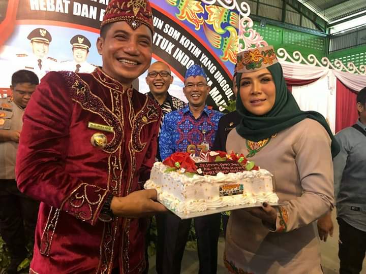 Wakil Bupati Seruyan Iswanti bersama Bupati Kotim Supian Hadi saat menghadiri puncak perayaan HUT Kabupaten Kotim ke-67, di Lapangan Tenis Indoor, Stadion 29 November, Sampit, Selasa (7/1/2020). Foto : Ist