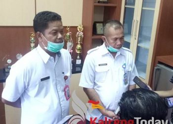 Pj Sekda Seruyan Djainuddin Noor (kiri) saat memberikan keterangan terkait pengawan jalur masuk Kuala Pembuang dalam upaya menangkal penyebaran Covid-19. Foto : Parnen