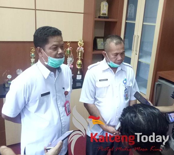 Pj Sekda Seruyan Djainuddin Noor (kiri) saat memberikan keterangan terkait pengawan jalur masuk Kuala Pembuang dalam upaya menangkal penyebaran Covid-19. Foto : Parnen