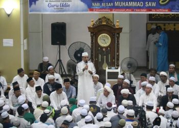 Supian Hadi Bupati Kotim (berdiri) saat memberikan kata sambutan saat perayaan Isra Mi'raj di Masjid Wahyu Al-Hadi, belum lama ini.