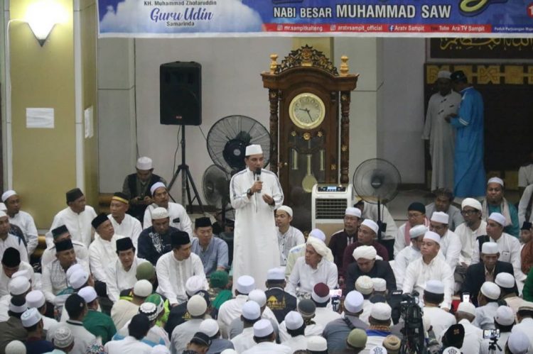 Supian Hadi Bupati Kotim (berdiri) saat memberikan kata sambutan saat perayaan Isra Mi'raj di Masjid Wahyu Al-Hadi, belum lama ini.