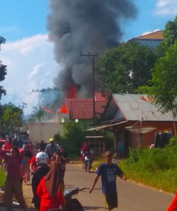 Kebakaran dua rumah warga Desa Sembuluh 1, Kecamatan Danau Sembuluh, yang terjadi pada Rabu siang (11/3/2020). Foto : Ist