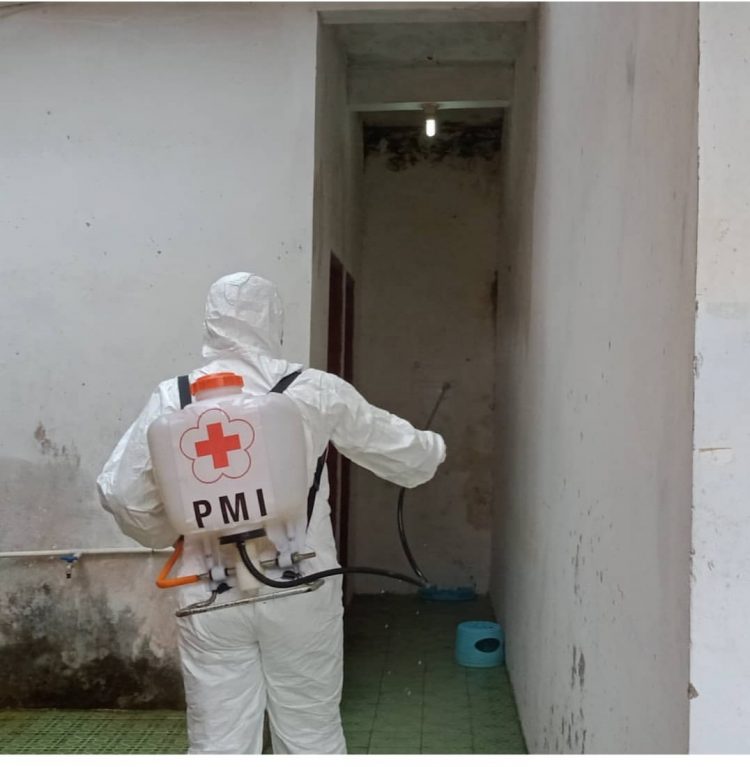 Petugas PMI saat menyemprot densifektan di Unit Transfusi Darah mengingat banyak warga yang mendonorkan darahnya di lokasi tersebut, belum lama ini.