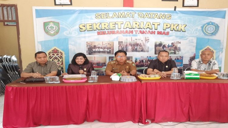 Ketua DPRD Kotim Dra Rinie (pegang microfon) saat berkunjung ke Kelurahan Tanah Mas bersama Anggota DPRD Dapil II, belum lama ini.