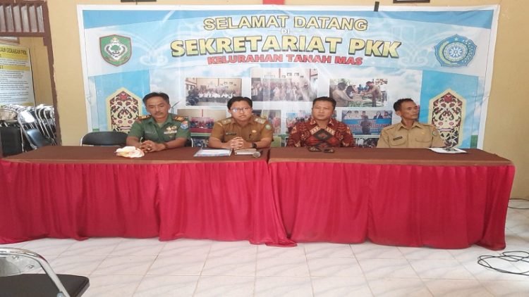Anggota DPRD Kotim Dadang Siswanto (dua dari kanan) saat reses ke Kelurahan Tanah Mas, belum lama ini.