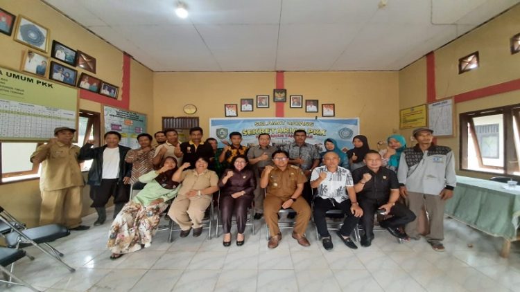 Ketua DPRD Kotim Dra Rinie (duduk tiga dari kiri) bersama anggota DPRD lainnya saat foto bersama warga kelurahan Tanah Mas, belum lama ini.