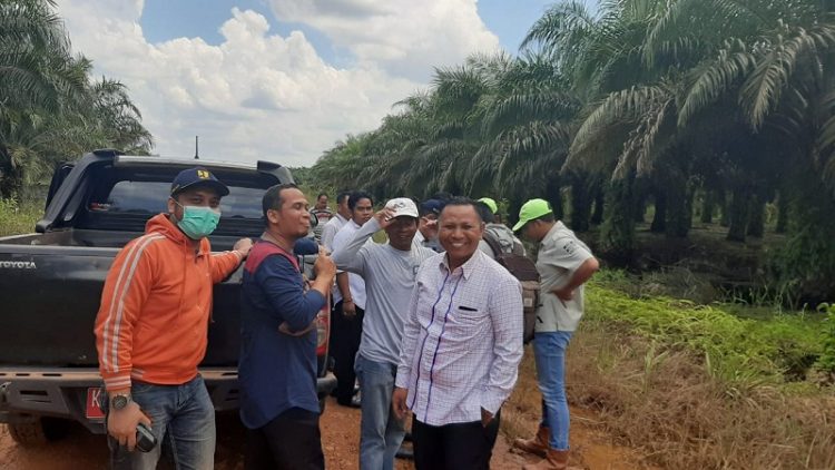 Rudianur (baju putih) disela-sela kegiatannya bersama masyarakat.