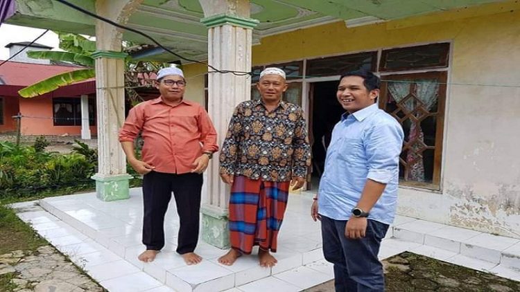Wakil Ketua DPRD Kotim M Rudini (kanan) saat silaturahmi dengan masyarakat.