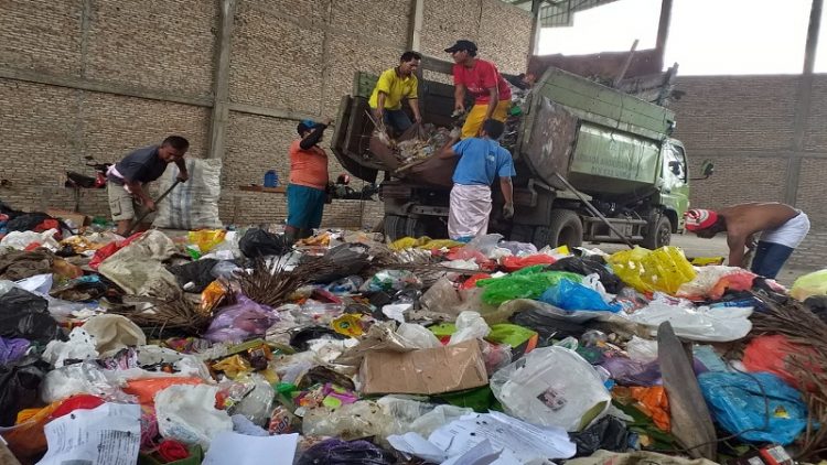 Petugas dari Dinas Lingkungan Hidup (DLH) Kabupaten Kotawaringin Timur saat mengangkut sampah di Depo Sampah Sahati 01 Baamang Tengah, Senin (11/2).