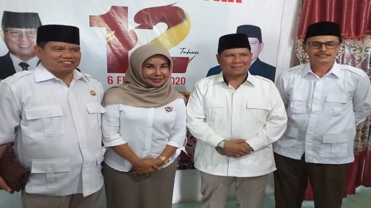 Anggota DPRD Kotim Juliansyah T (satu dari kiri) disela-sela kegiatan di DPC Partai Gerindra, beberapa waktu lalu.