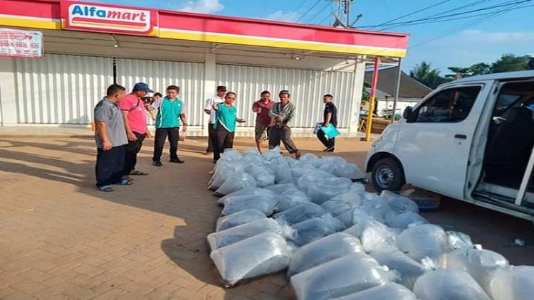 Bibit ikan di dalam kantong plastik saat diterima warga Kecamatan Parenggean dari Dinas Perikanan Kotim, belum lama ini.