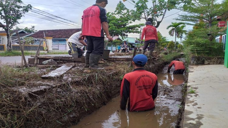 Petugas saat membersihkan drainase di Jalan Cristopel Mihing, Sampit, belum lama ini.