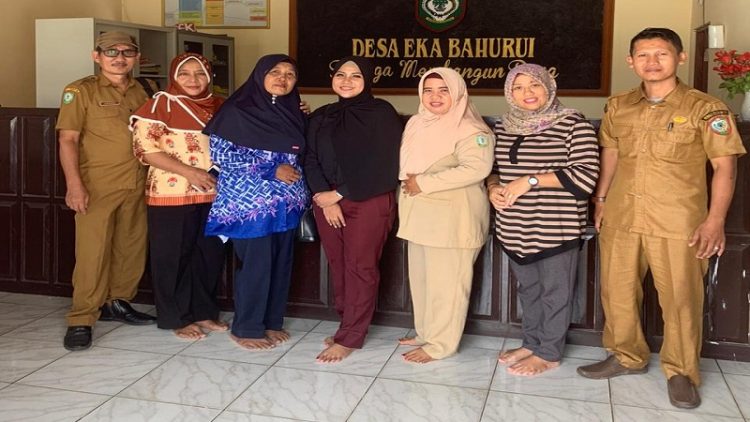 Anggota DPRD Kotim Modika Latifah Munawarah (tengah) saat berkunjung ke Desa Eka Bahurui, beberapa waktu lalu