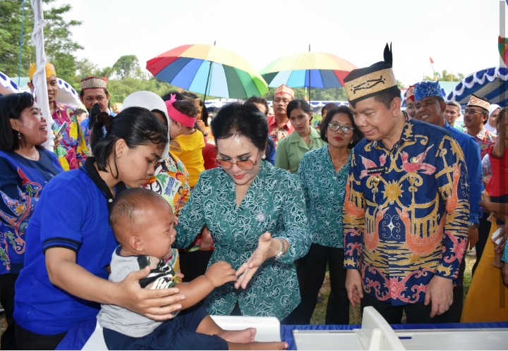 Keterangan Foto: Bupati Ir Ben Brahim S Bahat, MM.MT., ketua TP. PKK Kabupaten Ary Egahni Bahat,SH.Djim KT