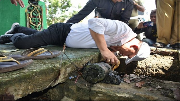 Keterangan Foto: Bupati Kapuas Ir Ben Brahim S Bahat, MM.MT.mencek langsung drainase di Jalan Tambun Bungai.