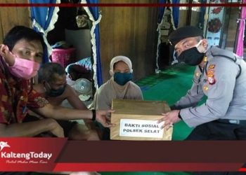 TNI/Polri Bantu Sembako Untuk Warga Tak Mampu di Kapuas