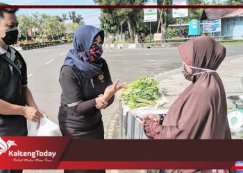 Anak Polisi Kapuas Bantu Bagikan Masker