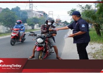 BM PAN Kalteng Bagikan Masker Ke Warga Untuk Lawan Covid-19