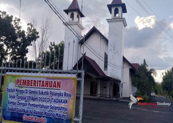 Gedung GKE Jemaat Gereja Sakatik Palangka Raya dan adanya spanduk pemberitahuan kepada jemaat terkait tidak diadakannya pelayanan ibadah, Minggu (5/4/2020).