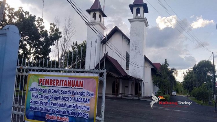 Gedung GKE Jemaat Gereja Sakatik Palangka Raya dan adanya spanduk pemberitahuan kepada jemaat terkait tidak diadakannya pelayanan ibadah, Minggu (5/4/2020).