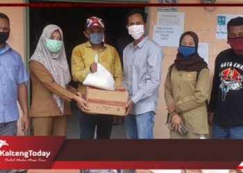 Kepedulian Legislator Ini Terhadap Keluarga Pasien Positif Covid-19 di Desa Mangkahui