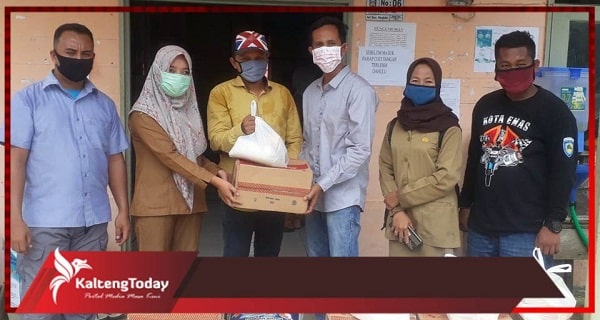 Kepedulian Legislator Ini Terhadap Keluarga Pasien Positif Covid-19 di Desa Mangkahui