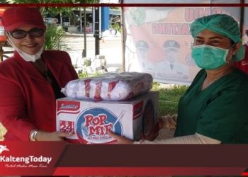 Istri Pengurus DPD PDIP Kalteng Salurkan Bantuan Bagi Petugas Posko Covid-19