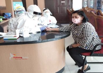 Seluruh staf sekertariat dewan (Sekwan) juga turut dilakukan rapid test.(Fitri)