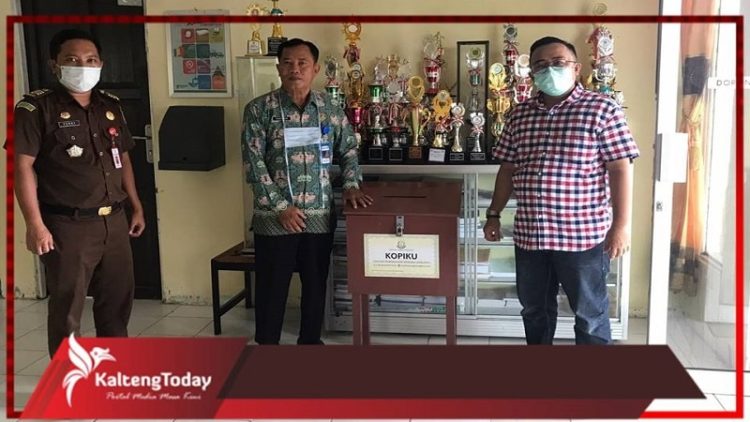 Kejari Pulpis Serahkan Kotak Pengaduan Untuk Masyarakat Kecamatan Kahayan Hilir