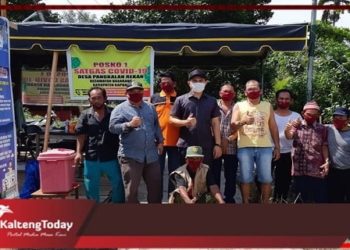 Anggota DPRD Kapuas Berikan Bantuan Untuk Petugas Posko Covid-19 di Dua Desa