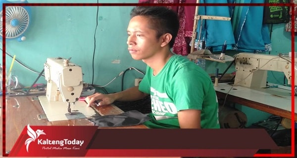 Penjahit Di Komplek Pasar Kameloh Kebanjiran Order Pembuatan Masker