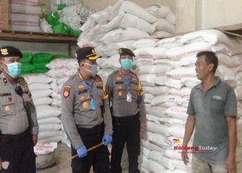 Kapolres saat memantau harga barang