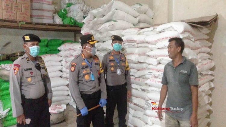 Kapolres saat memantau harga barang