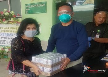 Ketua DPRD Kotim Serahkan Bantuan Pribadi Untuk Tim Medis